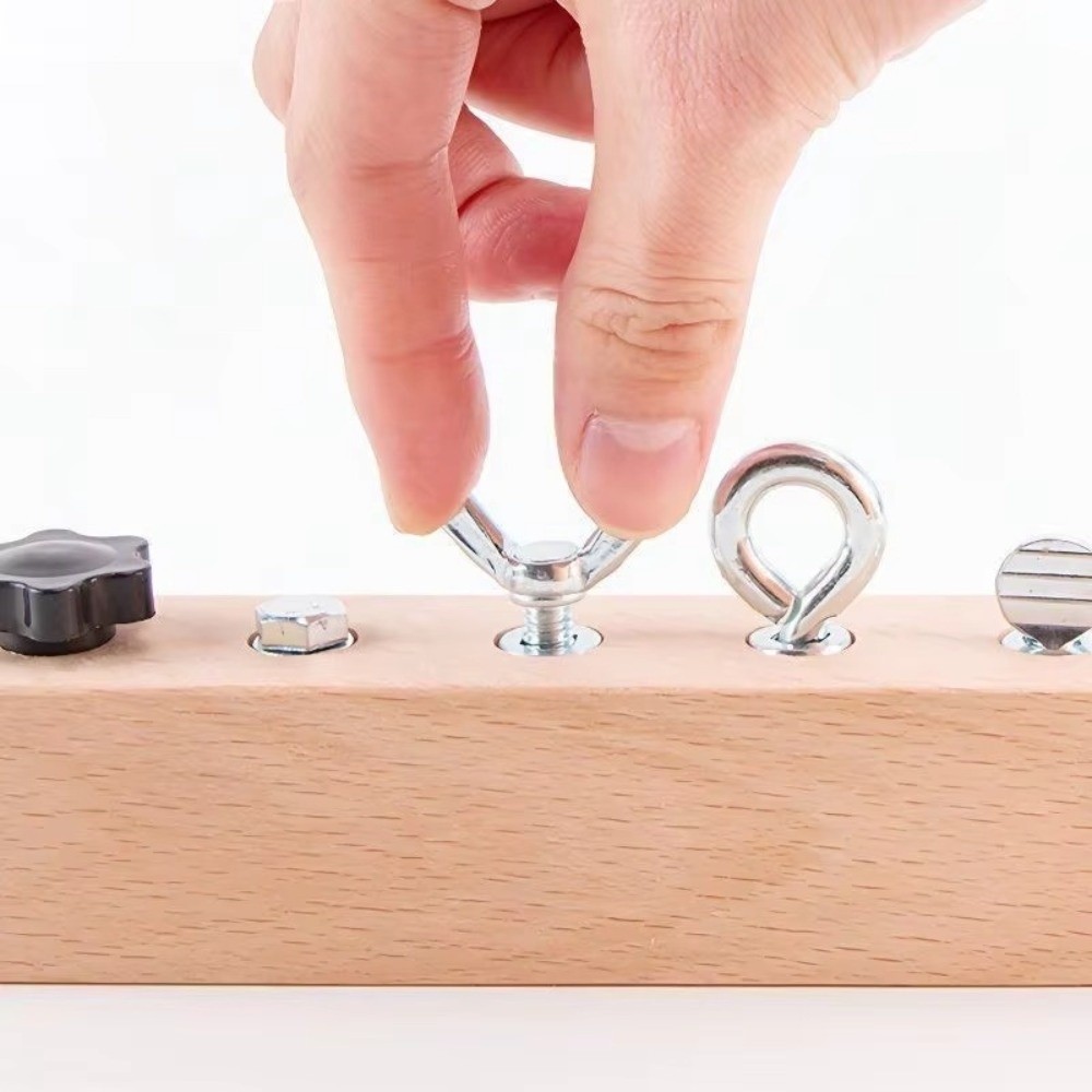 Montessori Wooden Busy Board Toddler - บอร์ดกิจกรรมแบบพกพาใหม่สำหรับเด็กเล็ก ชิ้นส่วนโลหะ DIY แบบมอนเตสซอรี่ ขอบเรียบ พร้อมน็อตและสกรู