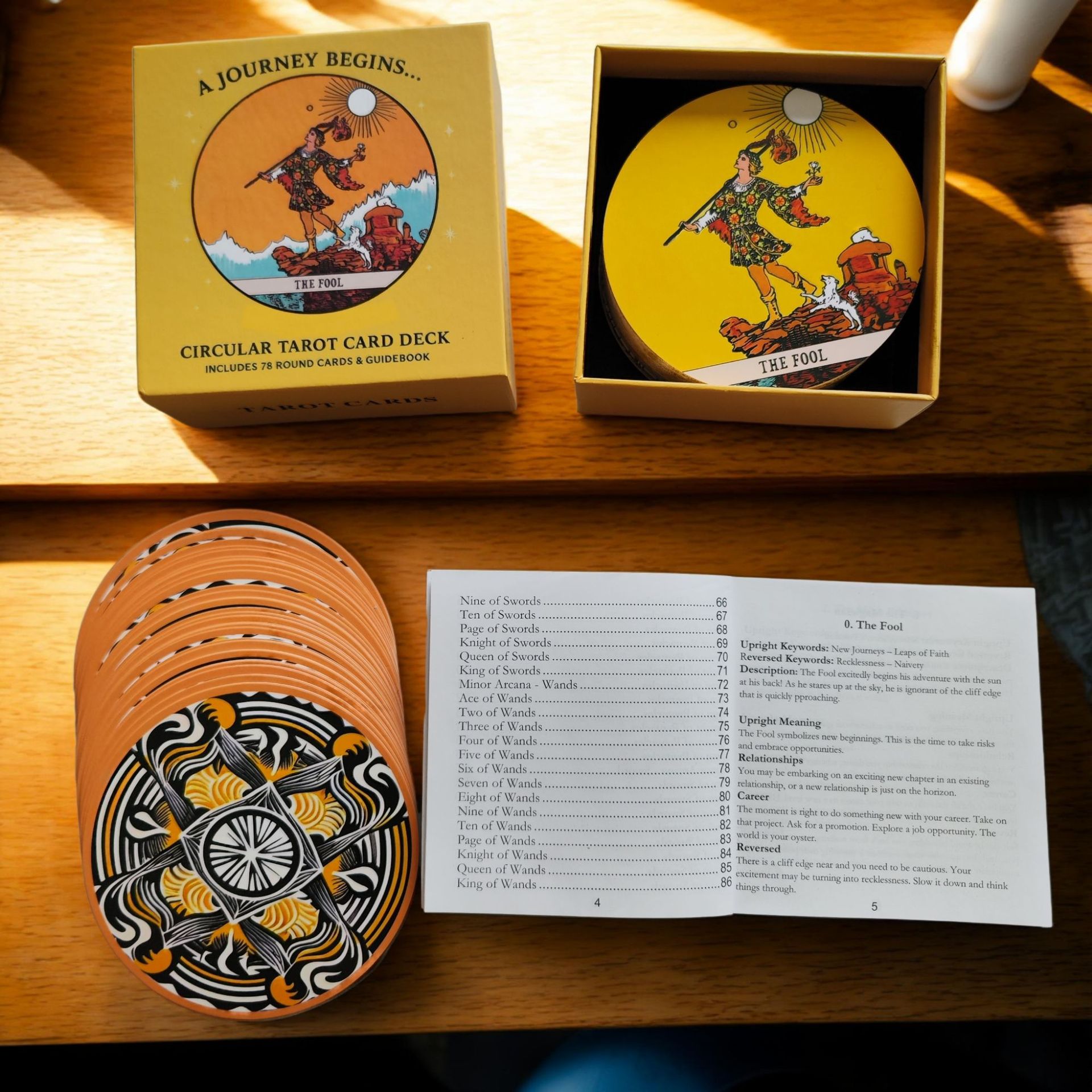 Tarot Cards Deck With Guidebook - ชุดไพ่ทาโรต์ทรงกลม 78 ใบ พร้อมคู่มือกระดาษในกล่องแข็ง ไพ่ทาโรต์สำหรับผู้เริ่มต้น เรื่องราวเริ่มต้นขึ้น