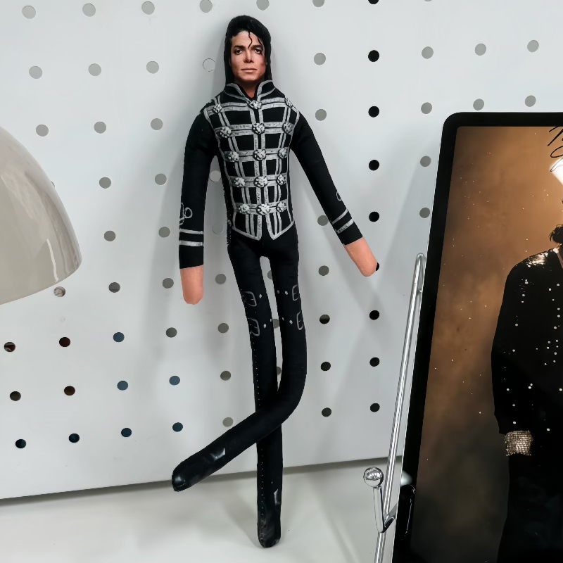 ตุ๊กตาไมเคิล แจ็คสันแบบยืดหยุ่ - Dolls บทวิจารณ์และราคา